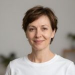 Портрет уверенного в себе российского бизнесмена, представитель компании Двери Окна Орел.
